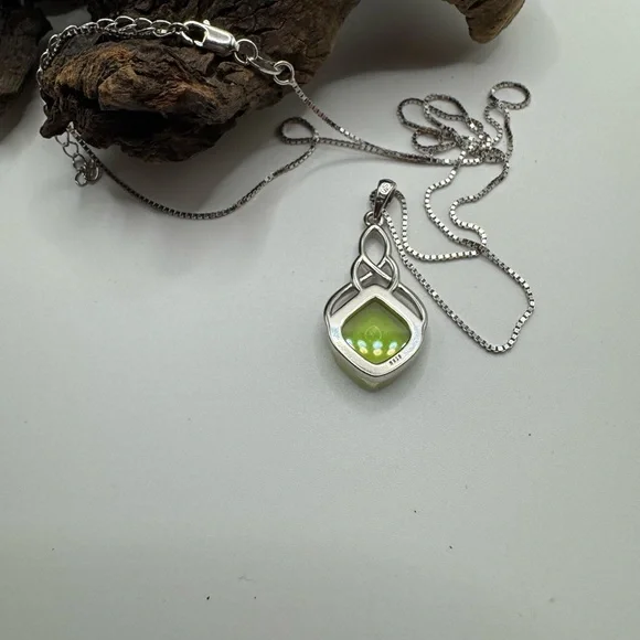 Sterling silver Celtic knot pendant w/lime green glass stone on sterling chain. - Picture 5 of 7